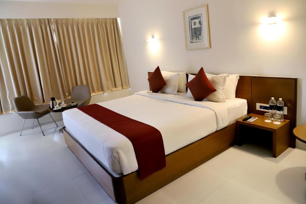 Quality Inn Patria Suites, Rajkot Buitenkant foto