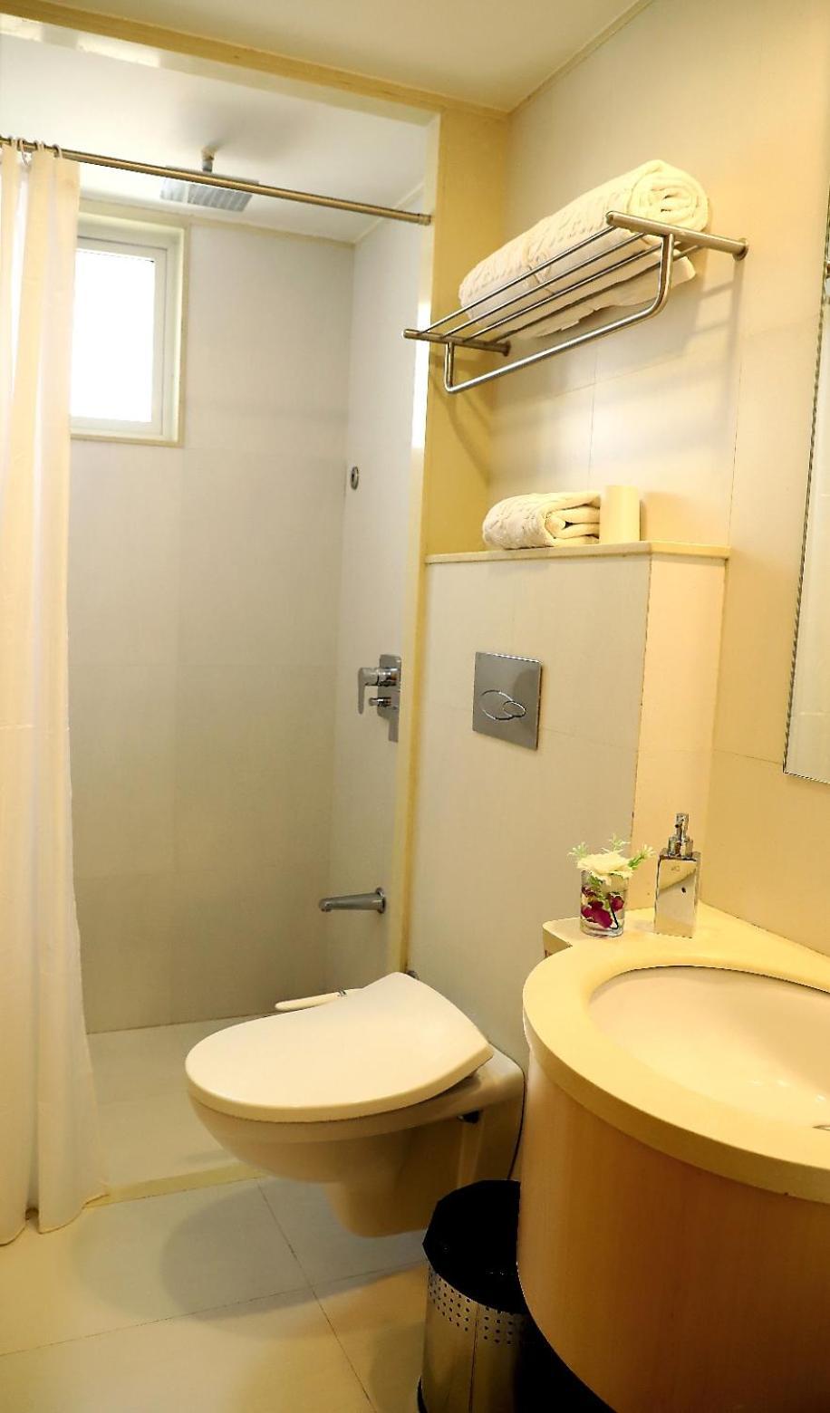 Quality Inn Patria Suites, Rajkot Buitenkant foto