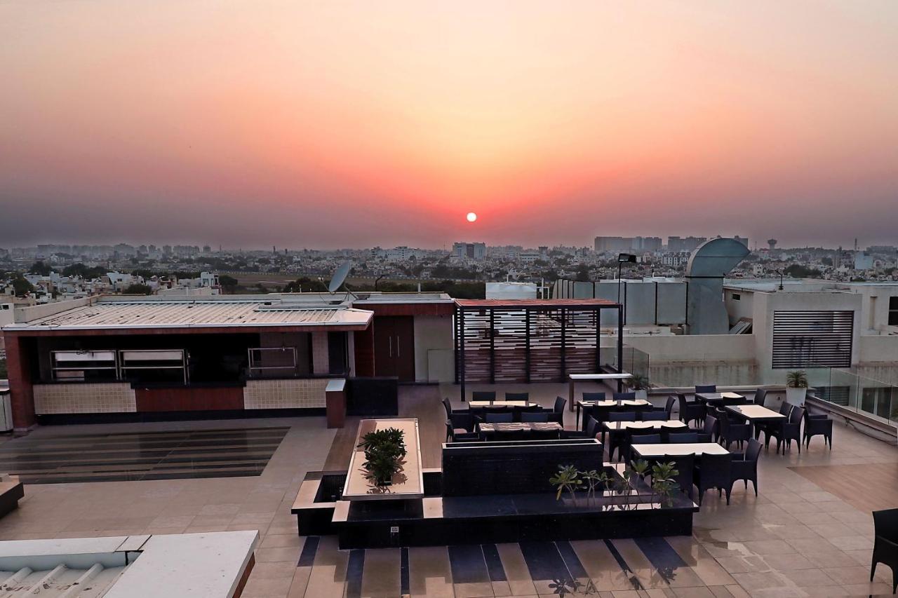 Quality Inn Patria Suites, Rajkot Buitenkant foto