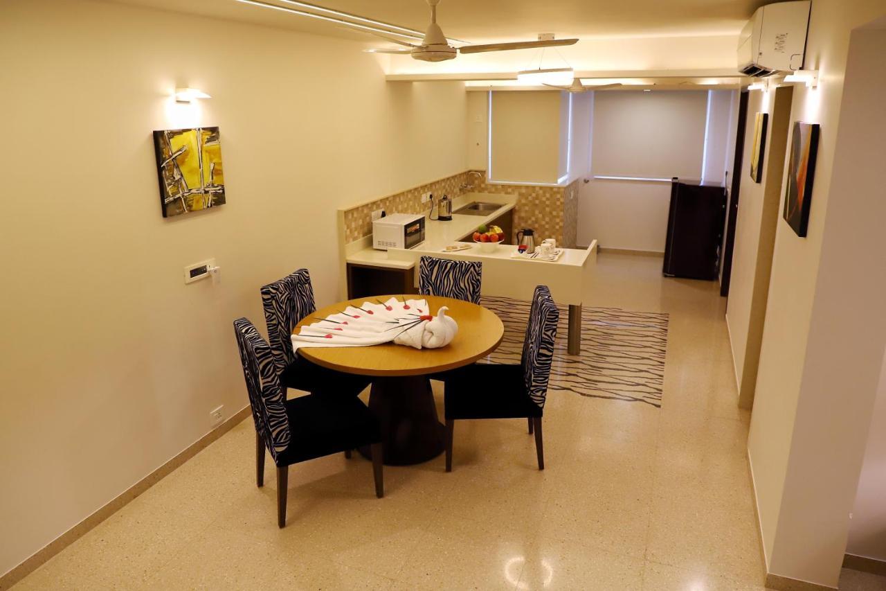 Quality Inn Patria Suites, Rajkot Buitenkant foto