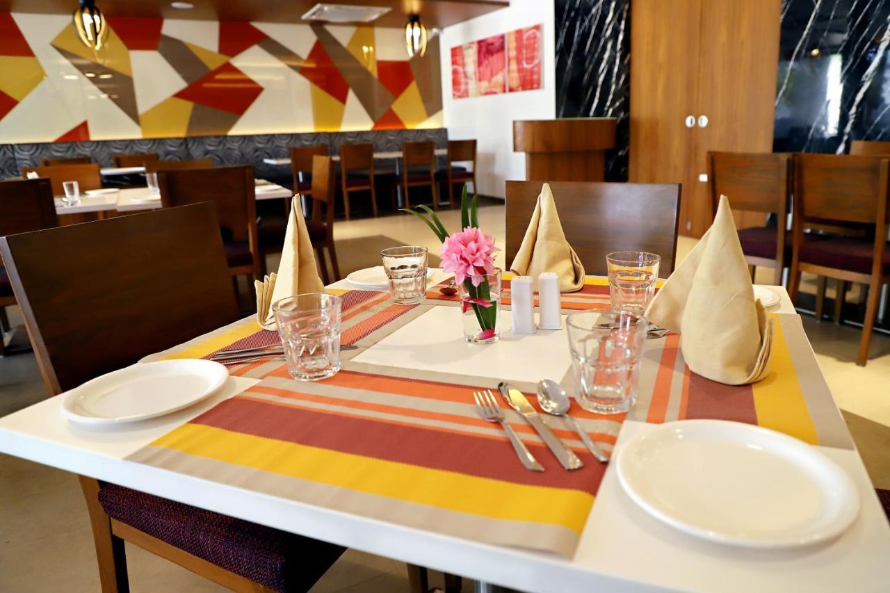 Quality Inn Patria Suites, Rajkot Buitenkant foto