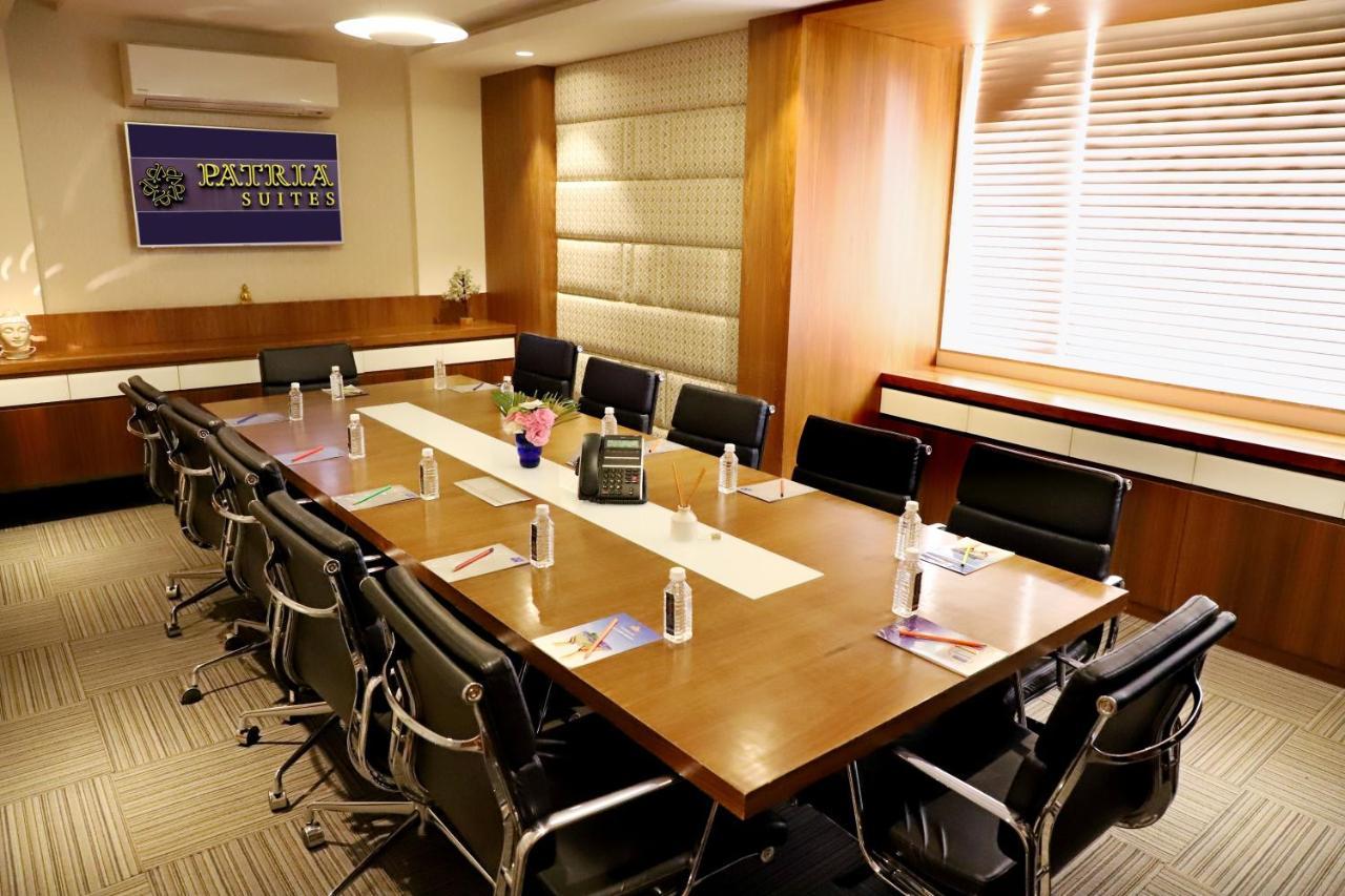 Quality Inn Patria Suites, Rajkot Buitenkant foto
