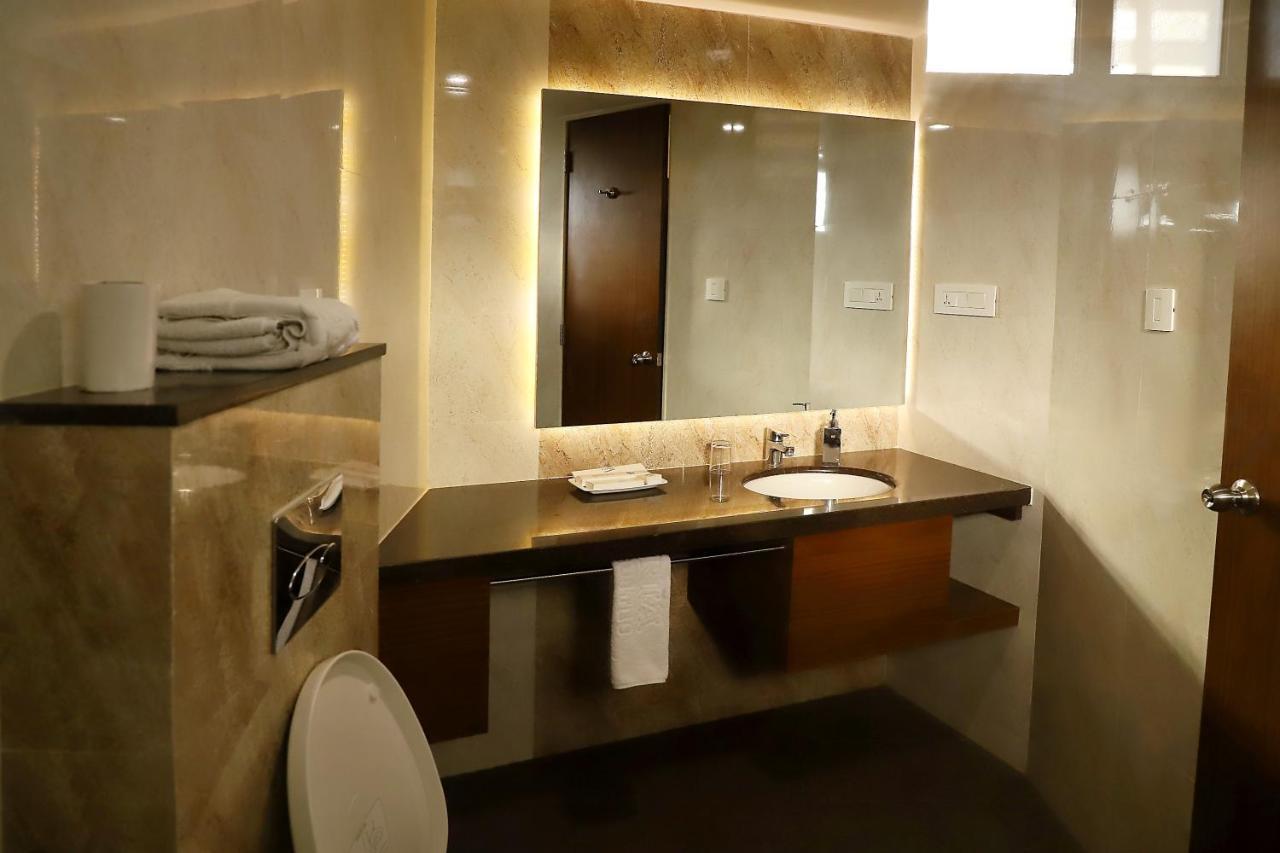 Quality Inn Patria Suites, Rajkot Buitenkant foto
