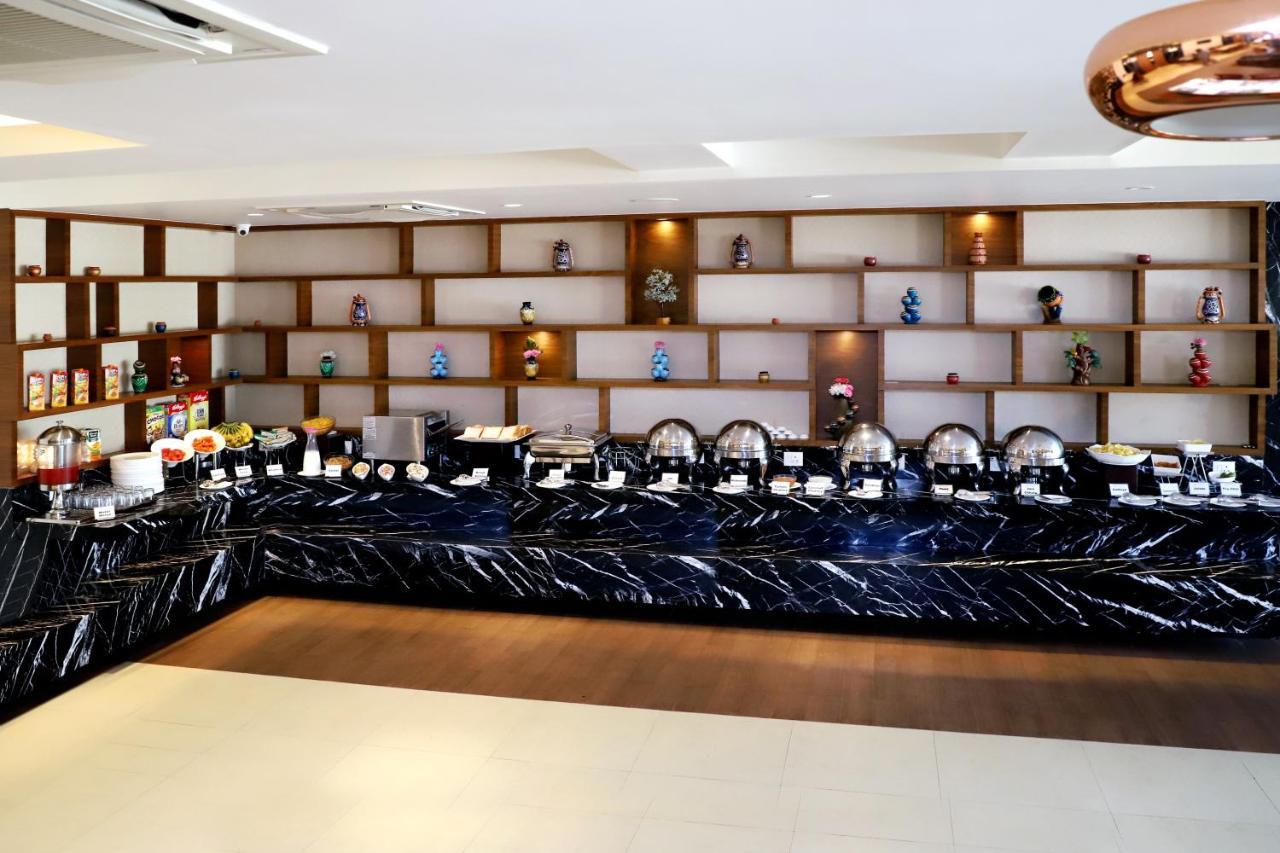 Quality Inn Patria Suites, Rajkot Buitenkant foto